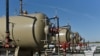 Archivo - Instalación petrolera y de gas, cerca de Wink, Texas.
