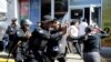 ARCHIVO - Policías antidisturbios desalojan a periodistas desde la entrada principal de su medio hasta una estación de policía en Mangua, Nicaragua, en diciembre del 2018
