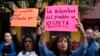 La gente participa en una manifestación frente a la sede del Tribunal Electoral en la ciudad de Guatemala el 12 de julio de 2023.