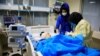 Un afgano recibe tratamiento en un hospital tras un ataque suicida en Kabul, Afganistán, sábado 24 de octubre de 2020. (AP Foto/Mariam Zuhaib)
