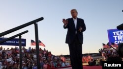 ARCHIVO: El expresidente de Estados Unidos, Donald Trump, gesticula durante su primer mitin de campaña después de anunciar su candidatura a la presidencia en las elecciones de 2024 en un evento en Waco, Texas, Estados Unidos, el 25 de marzo de 2023.