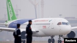 资料照：中国国产飞机C919在处女航后降落上海浦东国际机场。（2017年5月5日）