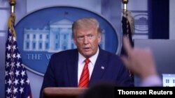 El presidente Donald Trump apenas contestó unas pocas preguntas durante su rueda de prensa celebrada el lunes en la Casa Blanca.