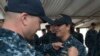 美国海军2016年8月2日向一名女水兵佩戴职务胸章 （美国海军照片）