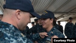 美国海军2016年8月2日向一名女水兵佩戴职务胸章 （美国海军照片）