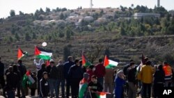 Palestinos protestan en noviembre pasado contra la visita del entonces secretario de Estado, Mike Pompeo, al asentamiento judío de Psagot, cerca de Al-Bireh. (AP)