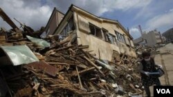 Japón volvió a temblar el día en que se cumple un mes del devastador terremoto del pasado 11 de marzo de 2011.