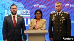 La vicepresidenta de Venezuela, Delcy Rodríguez, se dirige a los medios junto al ministro de Defensa, Vladimir Padrino López, y al ministro de Relaciones Exteriores, Yvan Gil, sobre el caso del Esequibo, en el Palacio de Miraflores, el 6 de abril de 2023. REUTERS/Gaby Oraa