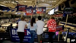 Un grupo de jóvenes observa los acontecimientos en el Centro Knapp de la Universidad Drake University, donde se celebró uno de los caucus, el 3 de febrero de 2020.