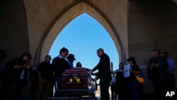Familiares y amigos del ex militar venezolano Ronald Ojeda presentan sus últimos respetos antes de enterrarlo en el cementerio de Canaán en Santiago, Chile, el viernes 8 de marzo de 2024.