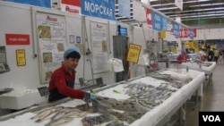 莫斯科的许多超市中现在已不见进口三文鱼，食品品种也大幅减少。