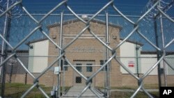 En su intención de reformar el sistema de justicia penal, Obama se ha reunido con jefes de policía de todo el país y también ha hablado con presos durante una visita en julio a la cárcel de El Reno (este de Oklahoma), con la que se convirtió en el primer presidente en visitar durante su mandato una prisión federal.