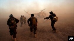 Miembros de las Fuerzas Armadas afganas se reagrupan tras enfrentarse con los talibán, el 27 de agosto de 2017.