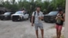 Turistas y policías se observan en el exterior del hotel Hyatt Ziva Riviera en Puerto Morelos, Quintana Roo, México, después de un tiroteo en la playa que dejó dos muertos el 4 de noviembre de 2021.