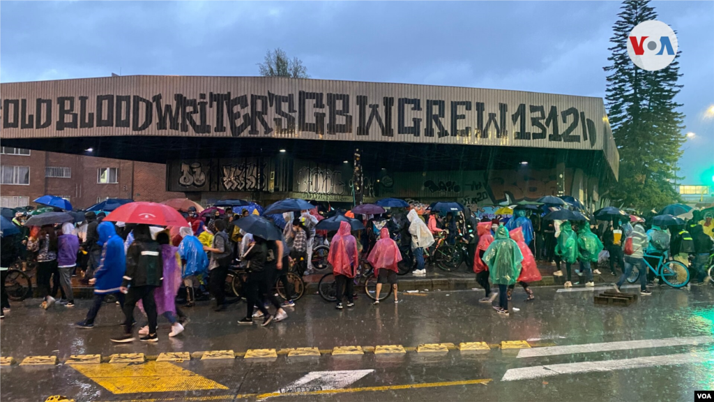 A pesar de las constantes lluvias, durante esta semana, en Bogot&#225;, las manifestaciones en diferentes puntos de la ciudad son multitudinarias.