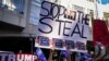 Partidarios del presidente Donald Trump se reúnen con carteles donde se lee: "Pare el robo", el alusión a supuesto fraude en conteo de votos, en el Centro de Convenciones de Filadelfia, el viernes 6 de noviembre de 2020..