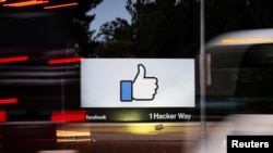 ARCHIVO - El logo de Facebook en la sede de la empresa en Menlo Park, California, Oct. 10, 2018. Facebook anunció que su tecnología de reconocimiento facial estará disponible para todos sus usuarios a partir del martes 3 de septiembre de 2019.