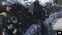 La policía tuvo que bloquear una avenida debido a las protestas que se llevaron a cabo el viernes en contra de la Cumbre G20 en Buenos Aires.