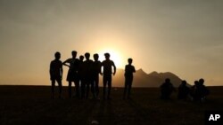 Hombres jóvenes que dicen desertaron del ejército afgano y huyeron a Turquía a través de Irán se encuentran en el campo en Tatvan, en la provincia de Bitlis, en el este de Turquía, el 20 de agosto del 2021.