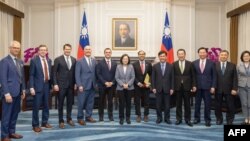 台湾总统蔡英文在台北会见由美国会众议院美国与中共战略竞争特设委员会主席、共和党籍联邦众议员迈克·加拉格尔（Mike Gallagher左五）率领的美国会代表团。（2024年2月22日）