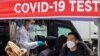 Quizás muchos esperan deshacerse de las mascarillas cuando pase la pandemia de COVID-19, pero algunos expertos consideran que el hábito de usarlas en público podría manterse por un tiempo indefinido.