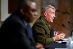 El general Kenneth McKenzie, comandante del Comando Central de los Estados Unidos, habla durante una audiencia de la Comisión de Servicios Armados del Senado sobre la conclusión de las operaciones militares en Afganistán y los planes para futuras operaciones antiterroristas, en el Capitolio el 28 de septiembre de 2021.