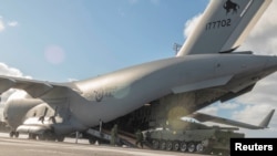 Un tanque Leopard 2A4 se carga en un CC-177 Globemaster III de las Reales Fuerzas Armadas Canadienses (RCAF) para ser enviado al extranjero como parte de la ayuda de Canadá a Ucrania en Halifax, Nueva Escocia, Canadá, 3 de febrero de 2023.