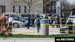 Los investigadores están en la escena luego de la matanza en una instalación de FedEx en Indianápolis, EE. UU., el 16 de abril de 2021.