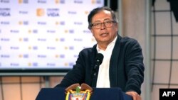 Imagen publicada por la oficina de prensa de la Presidencia de Colombia que muestra al presidente colombiano Gustavo Petro hablando durante un programa de televisión oficial en Bogotá el 12 de marzo de 2024.