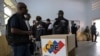 Miembros de la delegación internacional de observadores electorales visitan un centro de votación para verificar la instalación de los colegios electorales que se utilizarán en las próximas elecciones presidenciales, en Caracas, Venezuela, el 26 de julio de 2024.