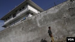 Un policía paquistaní junto a la casa donde fue muerto Osama Bin Laden.