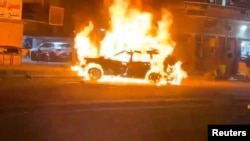 Un coche arde en Bagdad, Irak, el 7 de febrero de 2024, en esta captura de pantalla obtenida de un vídeo de las redes sociales.