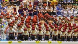 Figuras de cerámica conocida como “caganer” se ven en un mostrador en Barcelona, España. Foto: VOA.
