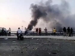 Las personas observan cómo se eleva el humo después de una explosión en Beirut, Líbano, 4 de agosto de 2020.