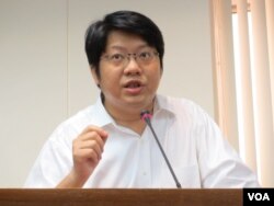 两岸协议监督联盟召集人赖中强(美国之音张永泰拍摄)