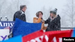 La senadora Amy Klobuchar reacciona cerca de su esposo John Bessler e hija Abigail Bessler imediatamente después de que termina de anunciar su candidatura para las elecciones presidenciales en 2020. Foto: Reuters