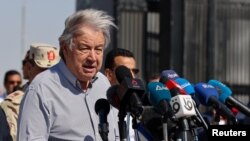 El secretario general de las Naciones Unidas, Antonio Guterres, habla mientras visita el cruce fronterizo de Rafah entre Egipto y la Franja de Gaza, en medio del conflicto en curso entre Israel y el grupo islamista palestino Hamás, el 23 de marzo de 2024.