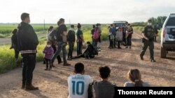 Inmigrantes en busca de asilo son detenidos por la patrulla fronteriza en la localidad Las Peñitas, Texas, Estados Unidos, tras cruzar el Río Grande.