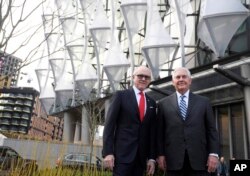 El embajador de EE.UU. en Londres, Woody Johnson y el secretario de Estado Rex Tillerson, posan frente al edificio de la nueva Embajada de EE.UU. en la capital británica.