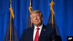 El expresidente Donald Trump hace un gesto antes de acercarse a un micrófono para dirigirse a una audiencia en el Almuerzo de la Federación de Mujeres Lila Republicanas de Nueva Hampshire, el martes 27 de junio de 2023, en Concord.