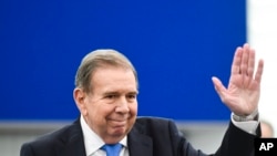 El venezolano Edmundo González Urrutia saluda al púpblico. Junto a su compatriota María Corina Machado recibió el máximo honor de la UE en materia de derechos humanos, el Premio Sájarov, en el Parlamento Europeo el martes 17 de diciembre de 2024 en Estrasburgo, este de Francia.