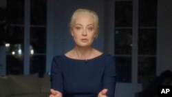 En esta imagen, tomada de un video distribuido por el equipo de Navalny el 19 de febrero de 2024, Yulia Navalnaya, viuda del líder opositor Alexei Navalny, ofrece un mensaje en video. (Equipo de Navalny vía AP)
