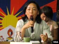西藏流亡政府外交及新闻部部长德吉曲央 (美国之音张永泰拍摄)