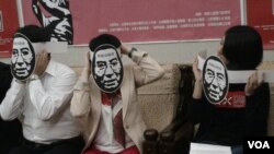 台湾人权团体为六四纪念晚会准备的刘晓波面具 (美国之音杨晨)