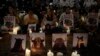 Manifestantes participan en una vigilia sosteniendo carteles con mensajes de "No más cultura de violencia" en protesta contra las corridas de toros, mientras el Congreso debatía su legalidad, en Bogotá, Colombia, el viernes 24 de mayo de 2024.