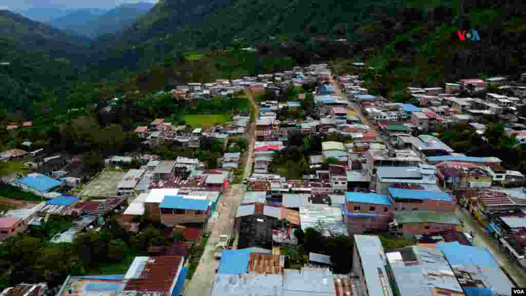 Imagen aérea tomada con un dron del caserío de Gaitania, Tolima, la población donde surgieron los rebeldes de las FARC hace 60 años. Fotografía tomada el 1 de noviembre de 2024. (Foto Javier Hernández / VOA) 