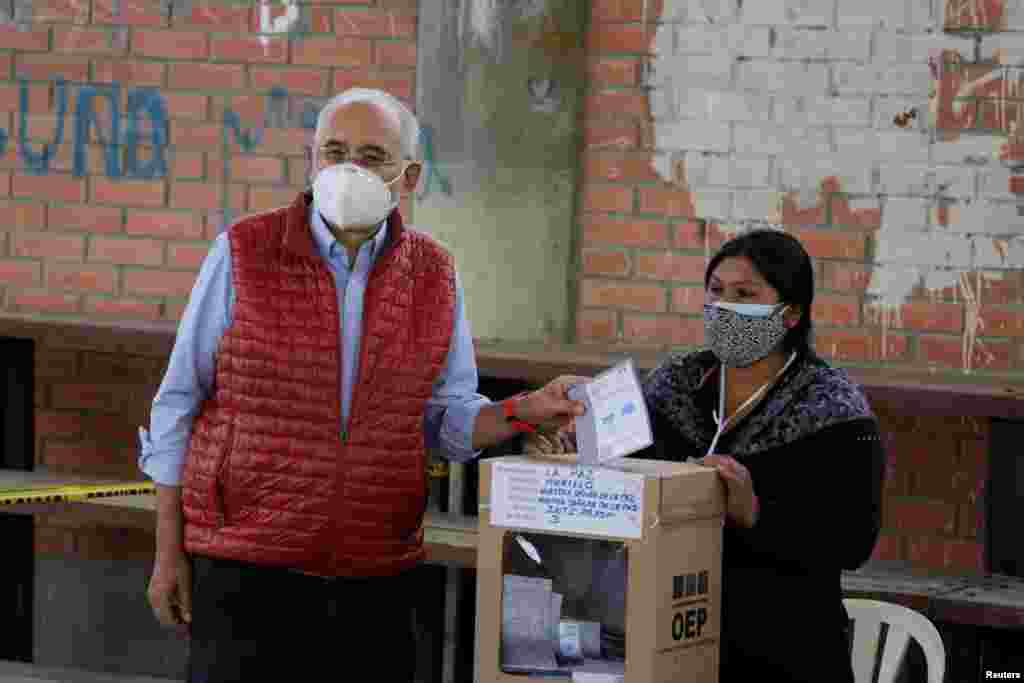 Carlos Mesa, el candidato presidencial de la Alianza de la Comunidad Ciudadana (CC) emite su voto en un colegio electoral.
