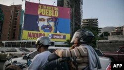 Una valla sobre el candidato a la reelección presidencial Nicolás Maduro puede verse en Caracas mientras avanza el tráfico, el 11 de julio de 2024.