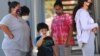 Una familia espera en fila para hacerse la prueba de Covid en un puesto móvil del Hospital Parkland, en el sur de Dallas, Texas, el 10 de julio de 2020.