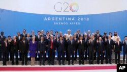 Los líderes mundiales participan en una foto de grupo en la cumbre del G20, el viernes 30 de noviembre de 2018 en Buenos Aires, Argentina. 